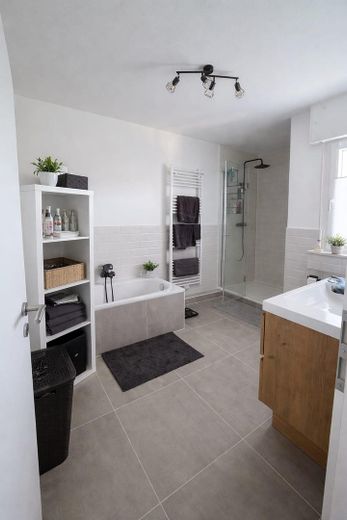 Bellissima casa bifamiliare con ampio giardino, piscina, garage, cucina componibile ecc. – Bad
