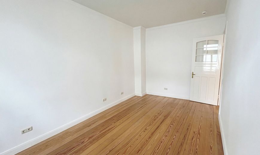 3 pok. mieszkanie w starej zabudowie Eimsbüttel, zmodernizowane, wysokie sufity, drewniane deski, sztukaterie, ok. 70 m², wolne/gotowe do zamieszkania – Schlafzimmer