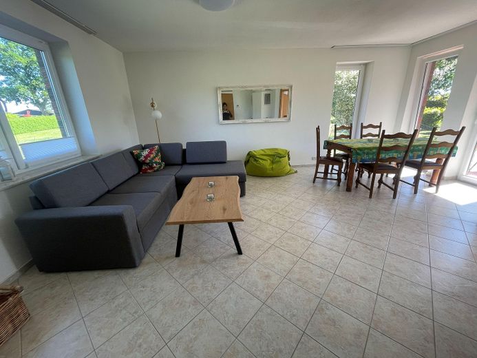 Bellissimo bungalow ad angolo luminoso vicino al Mar Baltico – Entrare e sentirsi a proprio agio – Wohnzimmer mit Terassenzugang