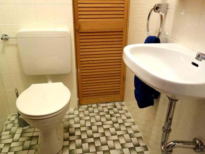 Günstige Miete, großzügige Räume gewerblich nutzbar in Solln, Aidenbachstrasse – Gäste-WC