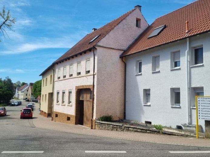 Platz für große Pläne – Wohnhaus mit 10 Zimmern, gewerblich nutzbaren Nebengebäuden für Macher. – Foto 1