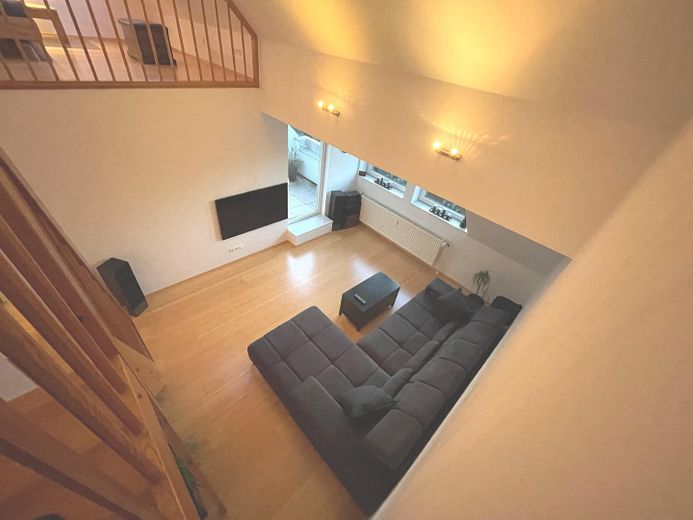 Helle voll möblierte Maisonette-Wohnung auf 2 Ebenen in ruhiger Lage in Hamburg-Eidelstedt – Wohnzimmer von der Galerie aus
