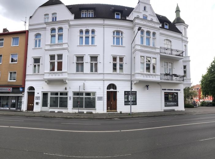 Emplacement représentatif : 90 m² rénovés dans un emplacement absolument privilégié d’Osnabrück-Weststadt/Wüste ! – Frontalansicht mit weißer Fass