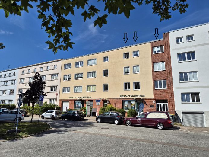 Sonnige 2-Zimmer-Dachgeschosswohnung (ohne schräge Wände) mit Balkon in Rostock – Blick auf die Fassade
