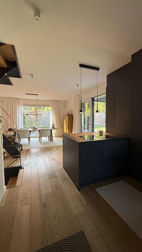 Modernes Endhaus am Brabandkanal - großer Privatgarten, Wärmepumpe und Spa – Offener Wohn- und Essbereich