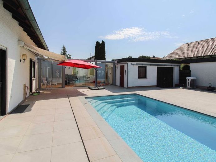 Illertissen: Großzügiges Einfamilienhaus mit Einliegerwohnung und Pool im schönen Garten – Photo 1