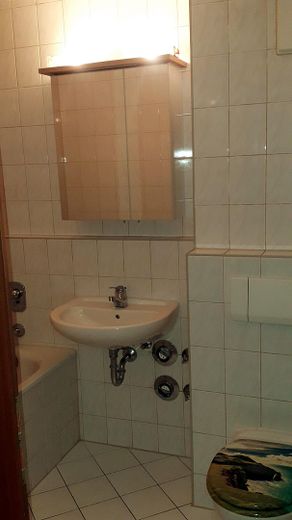 2-комнатная квартира с балконом и местом в подземном гараже – Badezimmer mit Toilette
