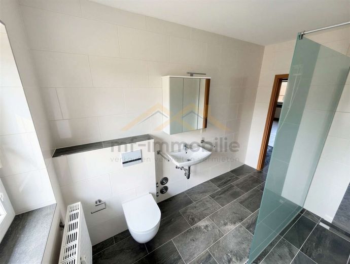 Wohnung in Grasleben ruhige Lage, Balkon, saniertes Badezimmer – Badezimmer