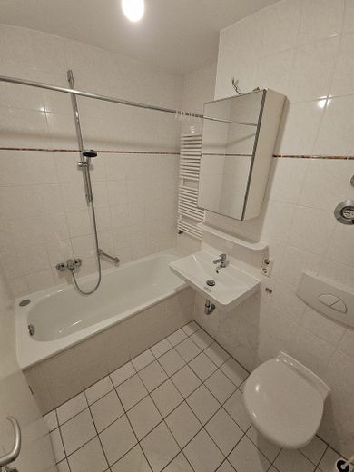Maxvorstadt: Ruhige 1-Zimmer-Gartenwohnung in Toplage – nur 3 Min. zur U-Bahn! – Bad
