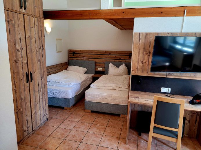 Atelier/Praxis/Gastro/Touristik/Büro/LOFT +++ in GUTSANLAGE (12 Geb. + 6 ha. Gr.) Nähe Müritz! – 8 Gästezimmer im Landhaus-Stil