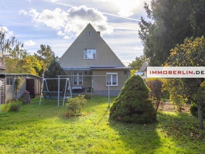 IMMOBERLIN.DE - Klassisches Haus mit großem Garten in Harmonielage am Stadtrand – Foto 1