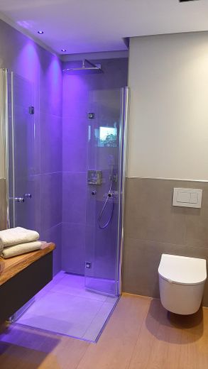 Moderno, pregiato e tranquillo appartamento di 2 locali COMPLETAMENTE ATTREZZATO con ampio balcone esposto a sud a Murnau-Moosrain – Bad Dusche und Toilette