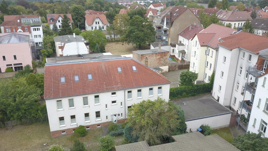 Edificio plurifamiliare con grande corpo posteriore e due garage – Luftbild Hinterhaus