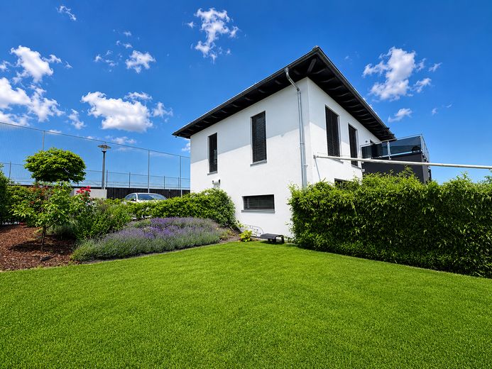 Esclusiva casa unifamiliare KFW 40+ con appartamento indipendente e ampio giardino – Ansicht West