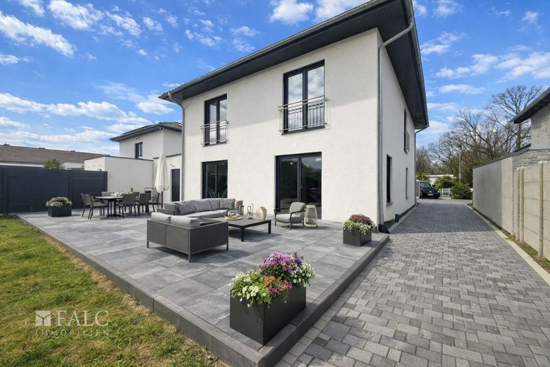 "Großzügige Terrasse zur freien Gestaltung, visualisierte Bepflanzung und Pflasterung der Seiteneinfahrt."
