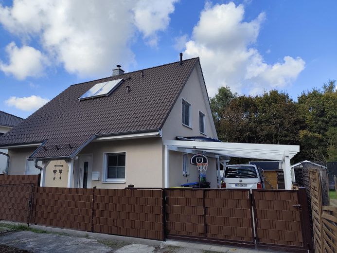 Charmantes Einfamilienhaus in ruhiger 2. Reihe – Frontansicht mit Tor