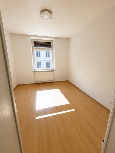 **Splendido fascino di un edificio d’epoca** Luminoso appartamento di 2 locali con cucina componibile e balcone soleggiato, vicino alla clinica universitaria – Schlafzimmer