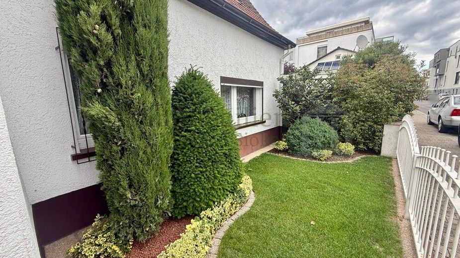 *** Charmantes Einfamilienhaus + Garage *** – Vorgarten
