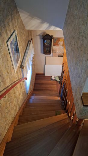 Freistehendes Einfamilienhaus in Bestlage von Wiesbaden-Bierstadt – Treppe ins 1. OG