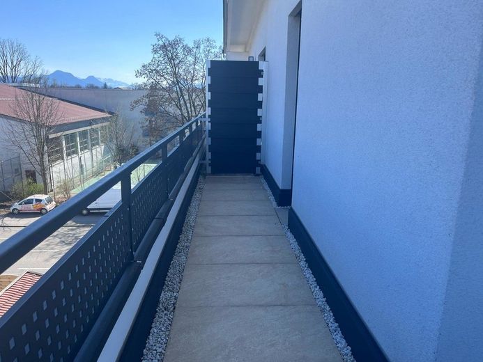 Gepflegtes 1-Zimmer-Penthouse Apartement mit großem Balkon in Rosenheim - Anfragen nur per Mail – Viel Platz zur Entspannung