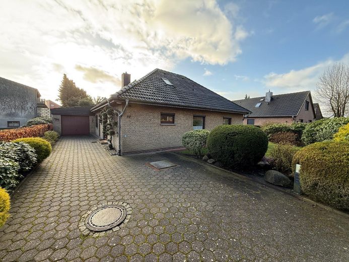 Einfamilienhaus mit großem Garten, Garage - Einliegerwohnung im Dachgeschoss – Haus (vordere Ansicht)