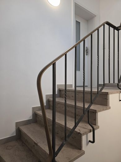 Treppenaufstieg mit Hausflur