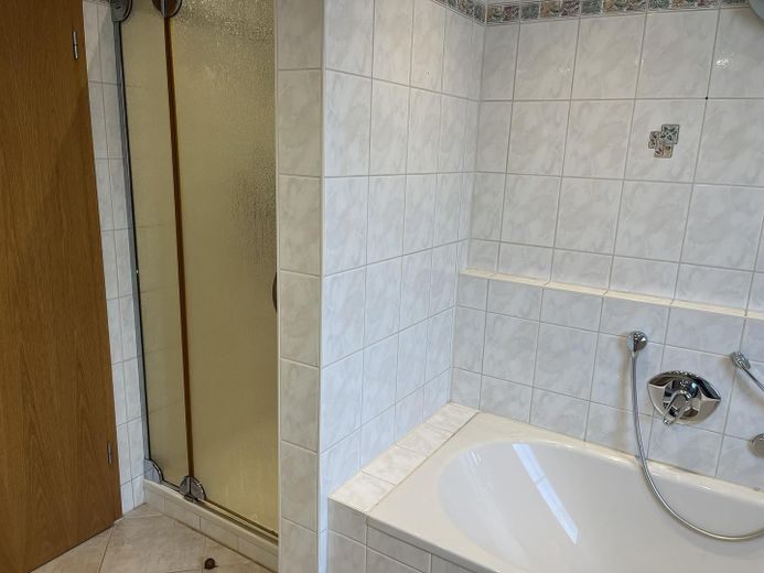 Spazio abitativo per tutti - 5 locali, 170 m², 2 bagni, stufa svedese, balcone, vista – Vollbad mit Dusche, Wanne, WC