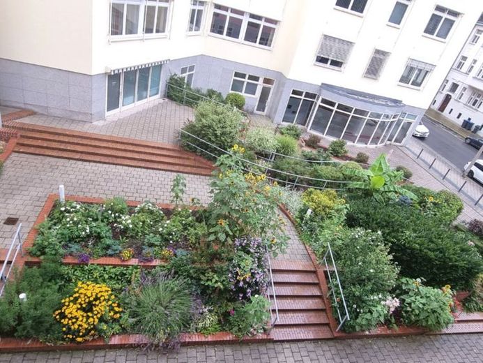!! Attraente unità commerciale come investimento, praticamente nuova, con ottimo inquilino in un edificio di nuova costruzione in una posizione residenziale ambita, vicino al Monumento alla Battaglia delle Nazioni a Lipsia !! – Foto 1