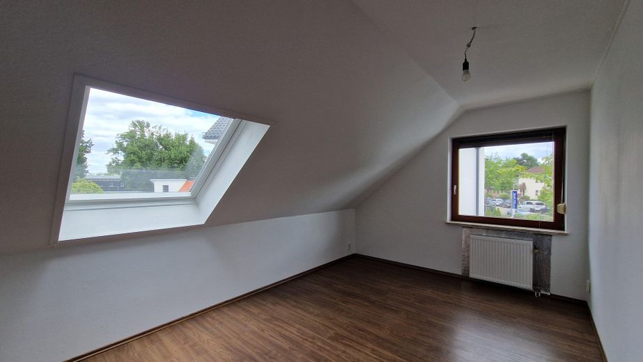 Casa a schiera di testa con camino e moderno impianto di riscaldamento ibrido a gas a Berlino-Rudow – Zimmer 1