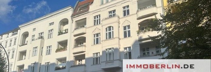 IMMOBERLIN.DE - Einzugsbereite kernsanierte Stuck-Altbauwohnung mit Balkon & Lift in Ruhelage