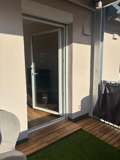 شقة جديدة مُجددة بالكامل من 4 غرف بمساحة 111م2 مع شرفة كبيرة – Balkon