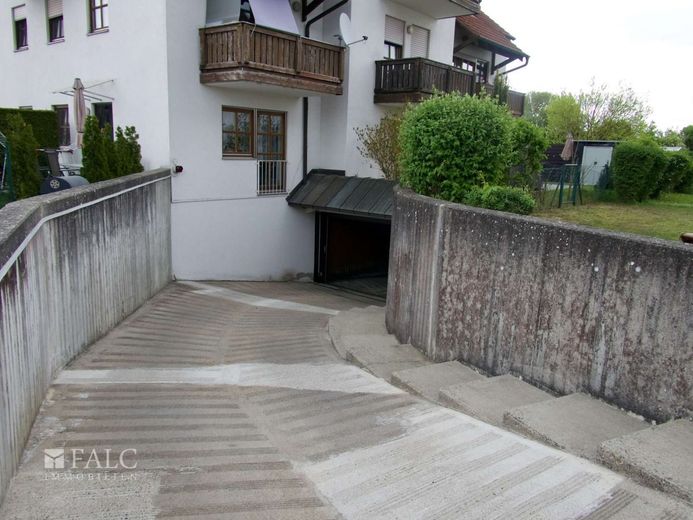 Einfach Mehr: Top gepflegte 2-Zimmer-Wohnung, EBK &amp; TG inklusive. Ruhige Wohnlage in 93333 Neustadt. – Tiefgaragen-Zufahrt