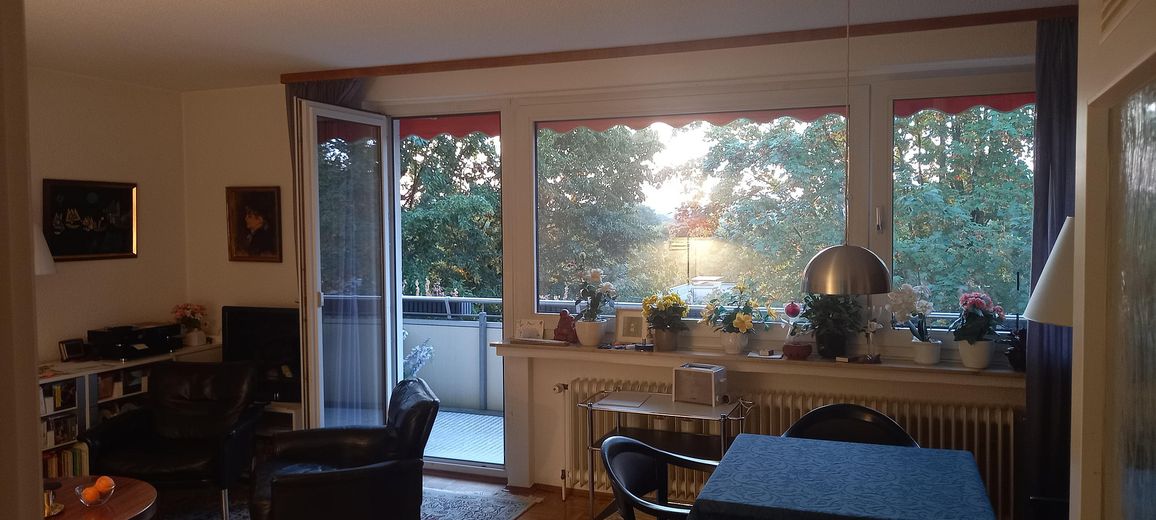 Sonnige Maisonettewohnung – Balkontür Wohnzimmer