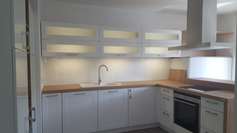 Küche mit Inselhaube Lan/Sat