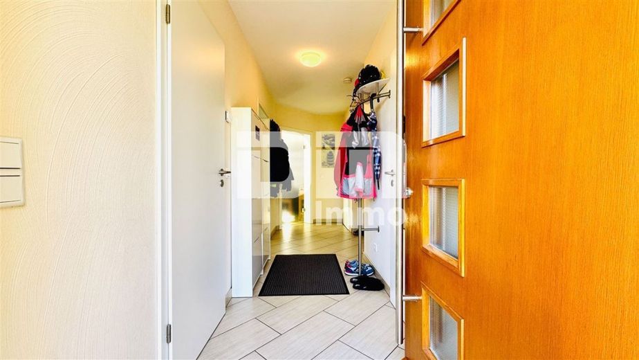 Modernes Familienglück nahe KfW 55-Standard mit Terrasse, Carport und Parkplatz – EG Haupteingang / Windfang / Garderobe