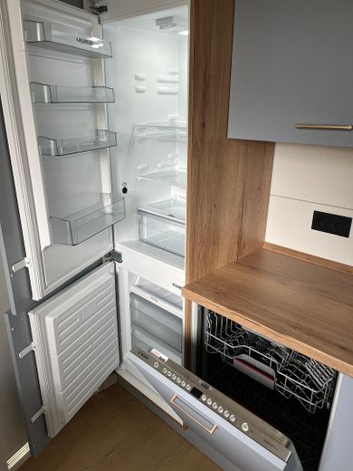 Joya residencial lista para entrar a vivir, con cocina a medida y tranquilo balcón con vistas al verde: ¡sin comisión! – Bosch Kühlschrank und GS