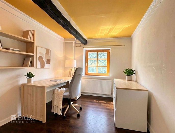 Ein Reetdachhaus wie aus dem Märchen - umgeben von Natur, Geschichte und Seele. – Zimmer 2 / Büro - (Eichrichtungsbeispiel KI generiert)