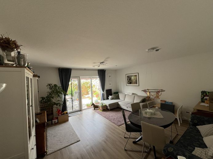 Appartement modernisé de 4 pièces avec terrasse orientée sud, place de parking en garage souterrain et liaison en tramway vers HB – Wohnzimmer 1