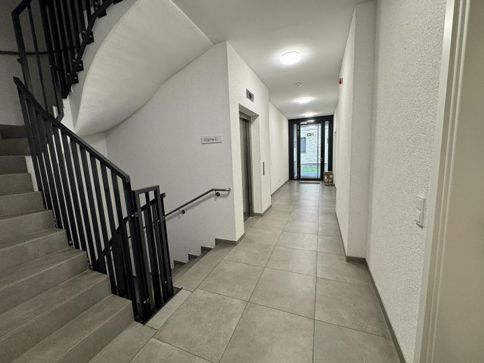 SIN COMISIÓN - Ubicación privilegiada / Moderno apartamento de 2 habitaciones (año de construcción 2018) con terraza, cocina y plaza de garaje subterráneo – Treppenhaus 1