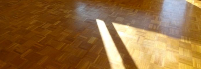 Wohnzimmer mit Balkon