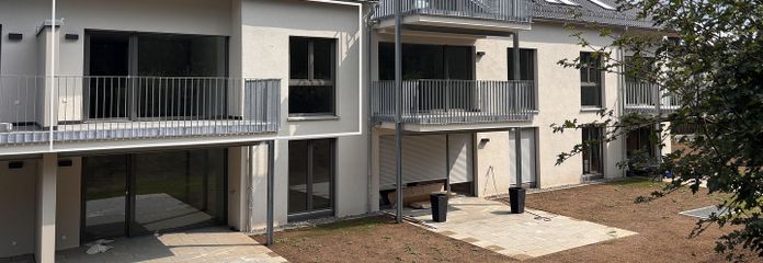 Appartement neuf moderne de 2 pièces avec cuisine, balcon et 2 places de stationnement à Nürtingen-Oberensingen – Hausansicht Balkon