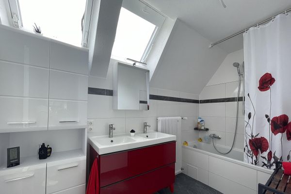 Maison jumelée avec grand jardin et potentiel d'agrandissement dans le quartier des musiciens de Geretsried