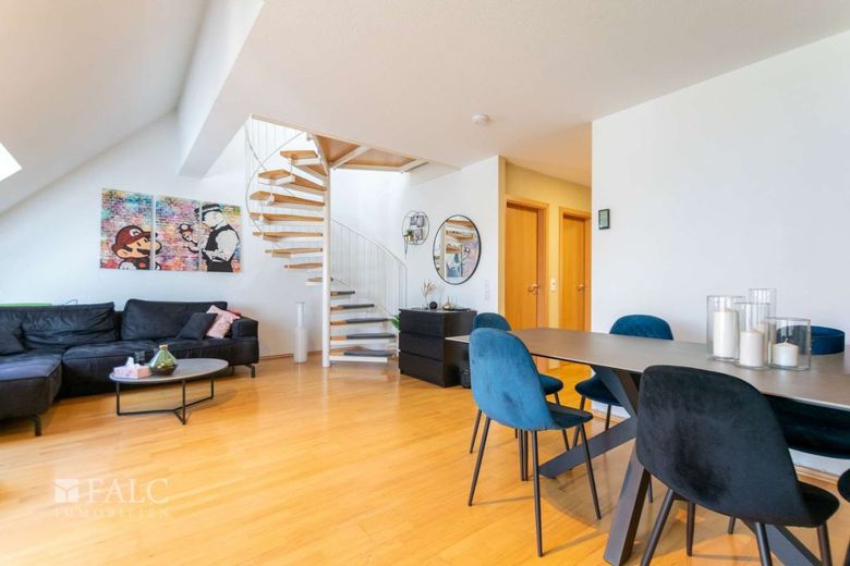 Wohnen auf zwei Ebenen - 3 Zimmer-Dachgeschosswohnung mit Loggia und TG-Stellplatz – Wohn-/Esszimmer