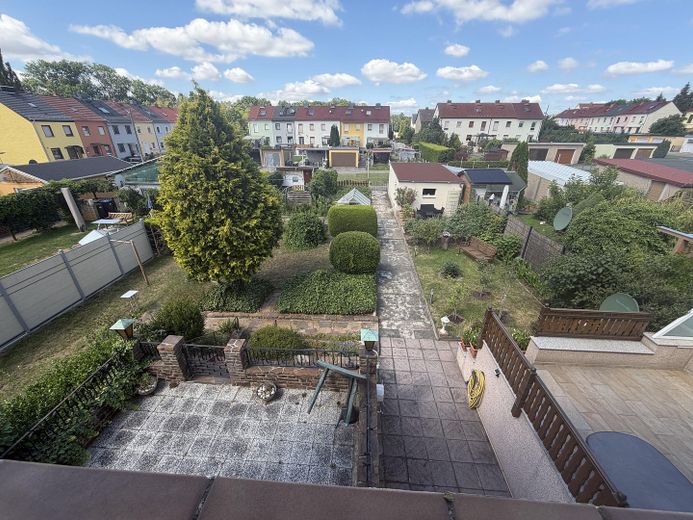Reihenendhaus, unterkellert mit Nebengelass und Garten – Blick aus OG