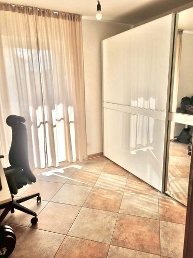 Maisonette di 4 locali con giardino, terrazza e 2 posti auto in garage sotterraneo – Zimmer 2