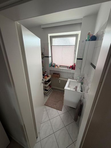 Helle 3-Zimmer-Erdgeschosswohnung mit Balkon und Garage in ruhiger Lage von Horn-Bad Meinberg – Tageslichtbad 