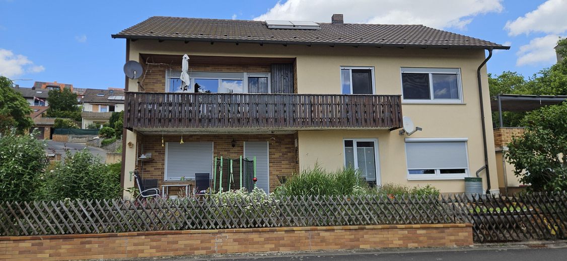 Schweinfurt yakınında misafir daireli ev, ticari salon + imarlı arsa – Haus Ansicht 1