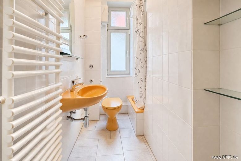 Charmante Altbauwohnung mit Balkon im Münchner Westend – Duschbad ai