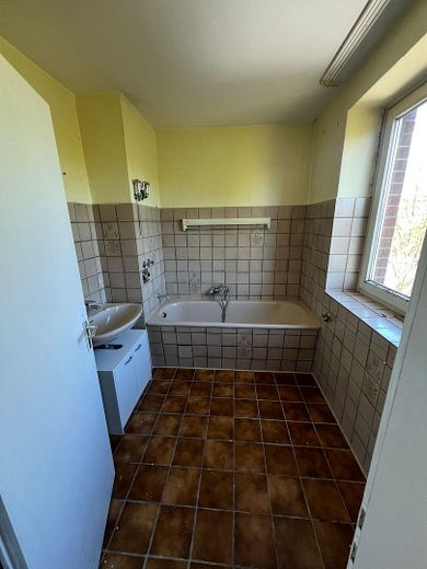 4 Zimmer Wohnung mit Balkon und Tiefgaragenstellplatz – Badezimmer