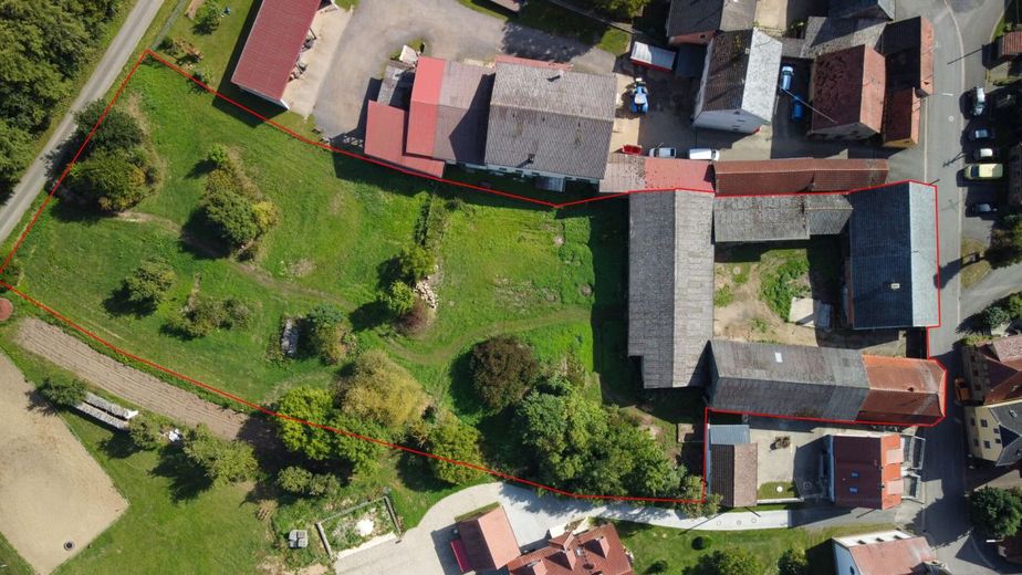 Einmaliger Vierseithof im LK Bamberg! Riesiges Grundstück, 2 x Haus, Halle, 6000 qm Bauland! Garten! – Luftaufnahme des Grundstücks
